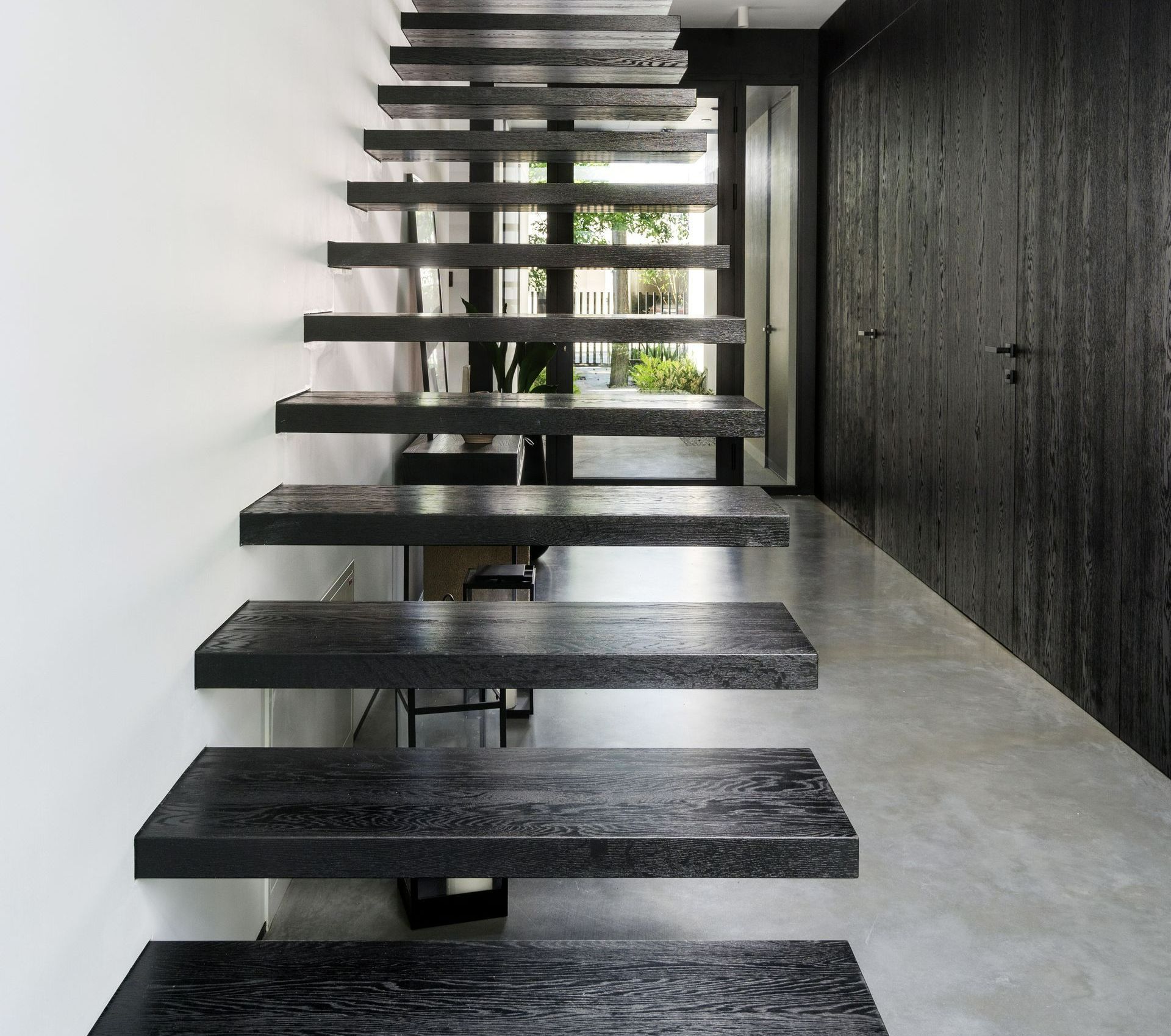 Un escalier noir