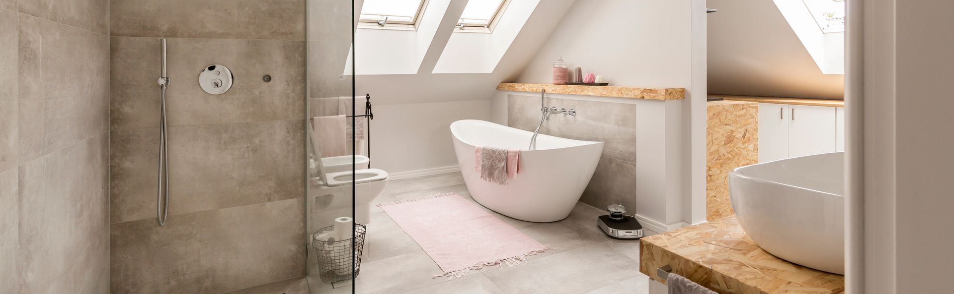 Une salle de bains dans des combles