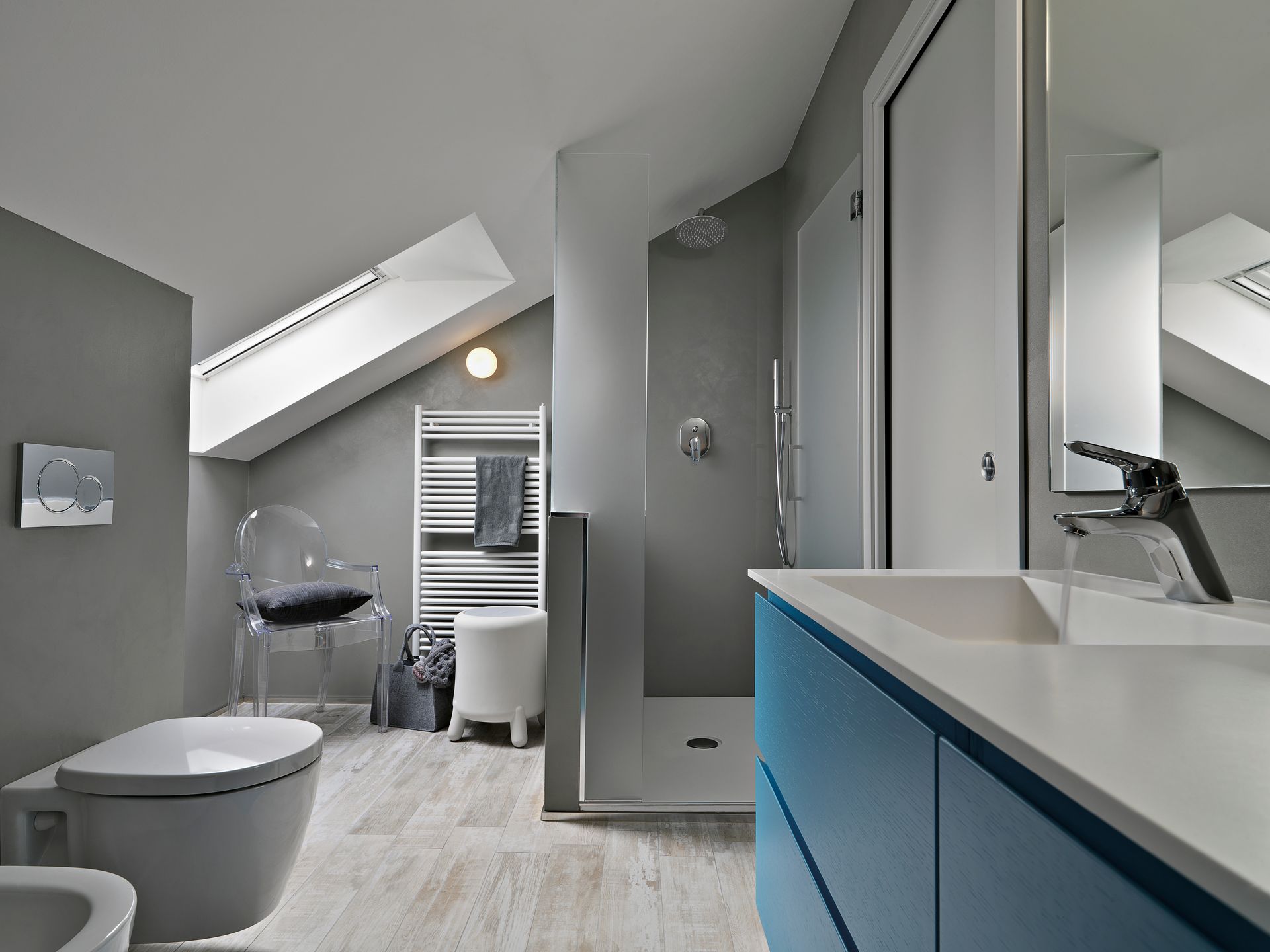 Une salle de bains sous une toiture