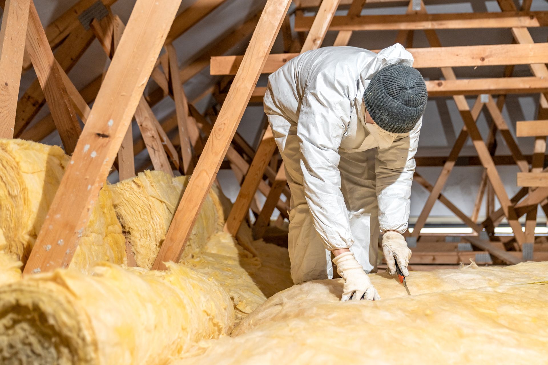 Un artisan qui exécute des travaux d'isolation