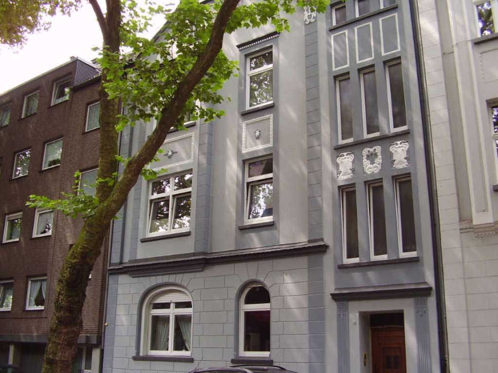 Eine wunderschöne Altbaufassade mit Stuck. Farbauswahl des Eigentümers.