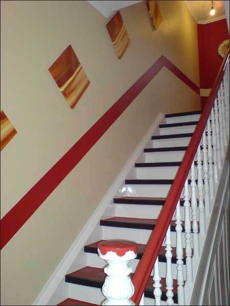 Treppe rotes Geländer