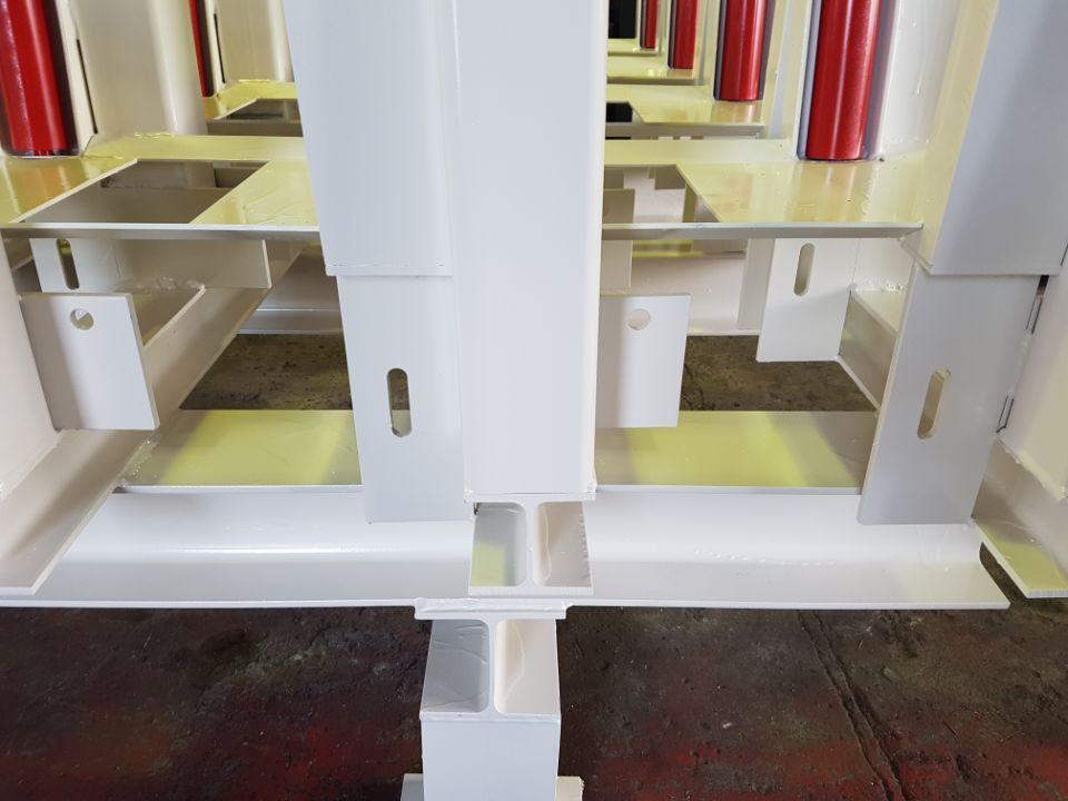 Vorrichtung aus Metall, weiß lackiert