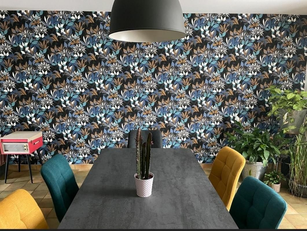 Papier peint à motifs bleus et jaunes