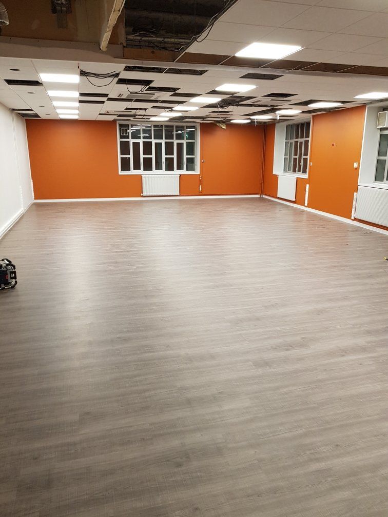 Mur orange et parquet