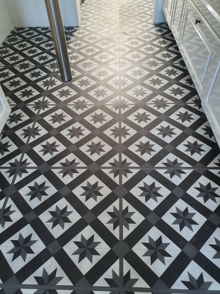 Sol carrelage noir et blanc