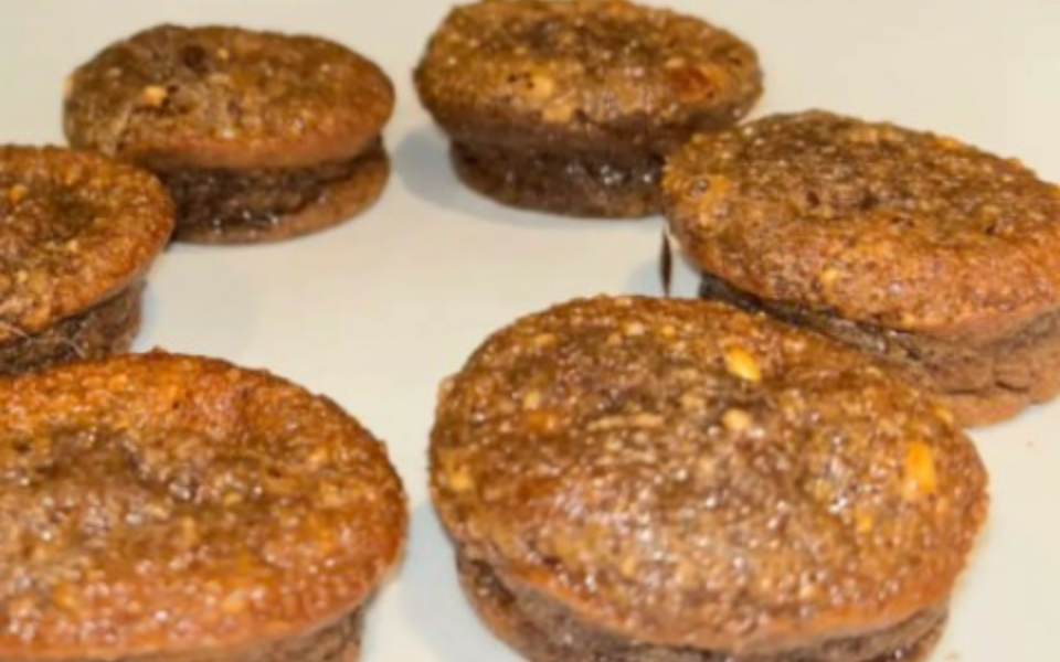 Six petits fondants, disposés sur une surface blanche.