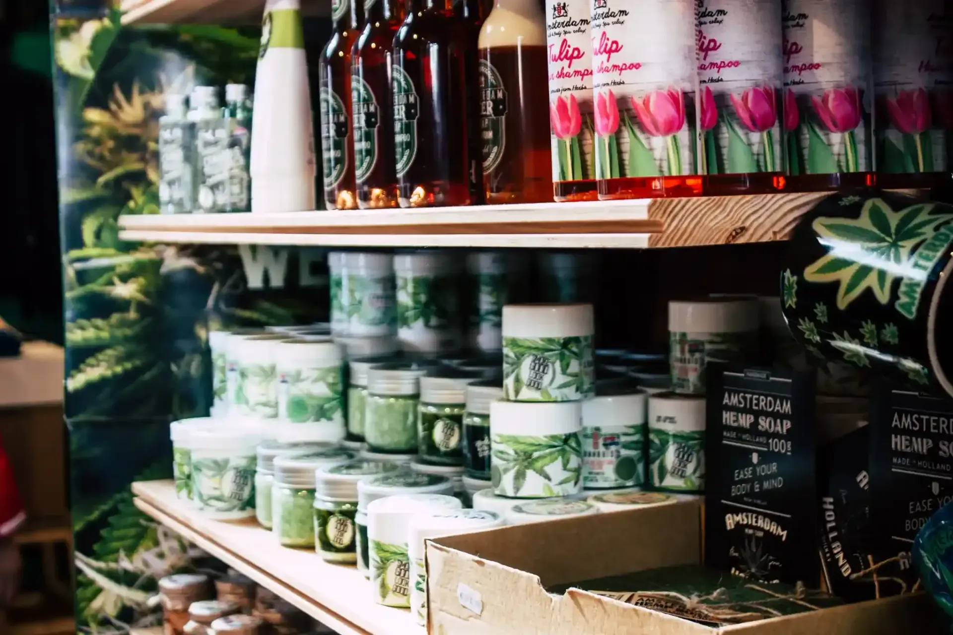 Estantes llenos de diversos frascos, botellas y recipientes, probablemente alimentos, en un entorno de tienda.