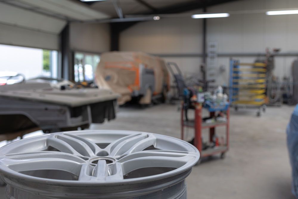 Eine Nahaufnahme eines Autorads in einer Garage.