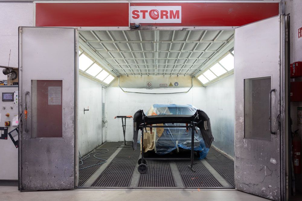 Eine Sturm-Lackierkabine mit einem Auto darin