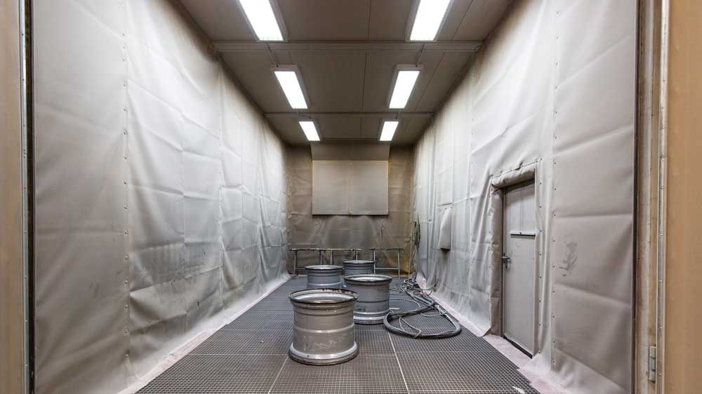 Ein großer Raum mit vielen Rädern darin.