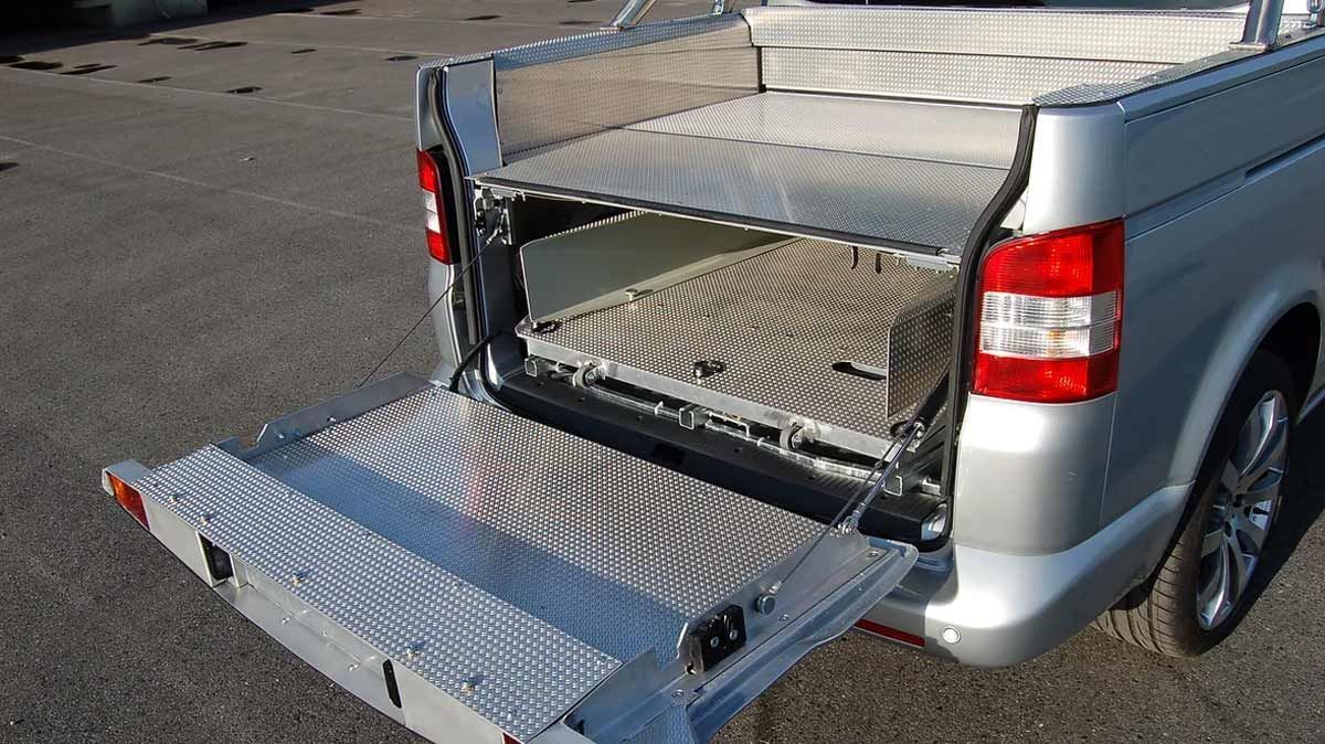 Die Rückseite eines silbernen Lastwagens mit geöffneter Heckklappe