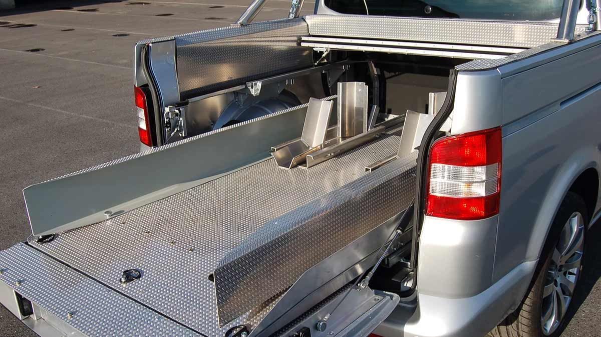 Die Rückseite eines silbernen Lastwagens mit offenem Kofferraum