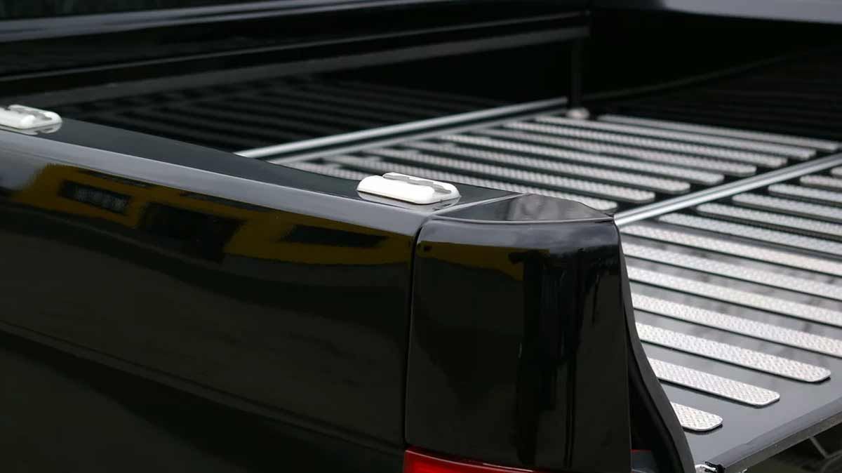 Die Ladefläche eines schwarzen Lastwagens mit einer Ladefläche aus Edelstahl.