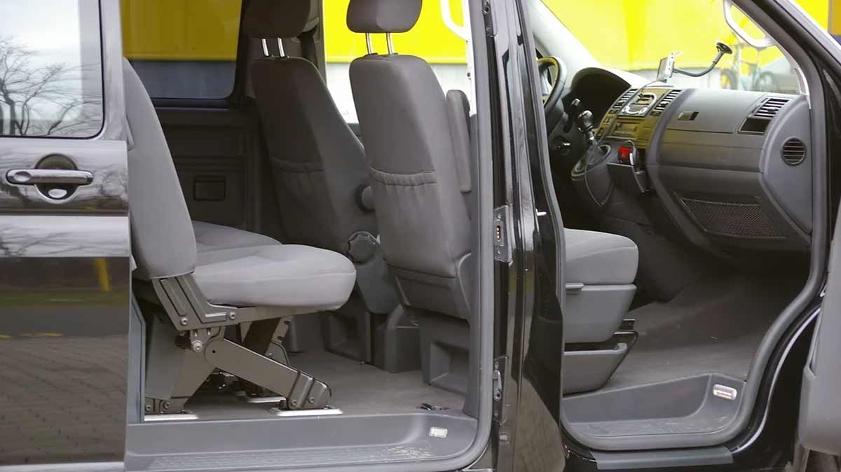 Das Innere eines Lieferwagens mit geöffneter Tür und umgeklappten Sitzen