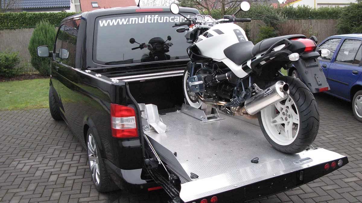 Ein Motorrad wird auf der Ladefläche eines Lastwagens abgeschleppt