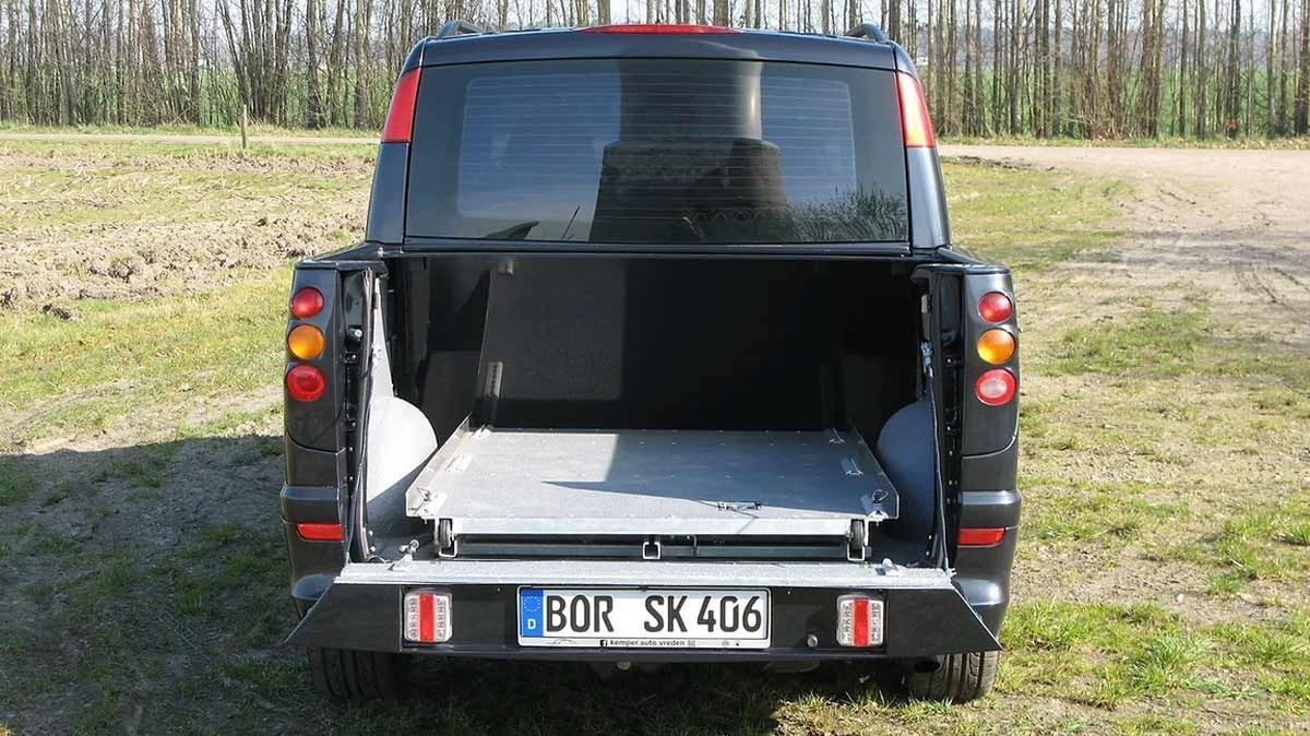 Ein schwarzer Lieferwagen mit dem Nummernschild „Bor SK 406“