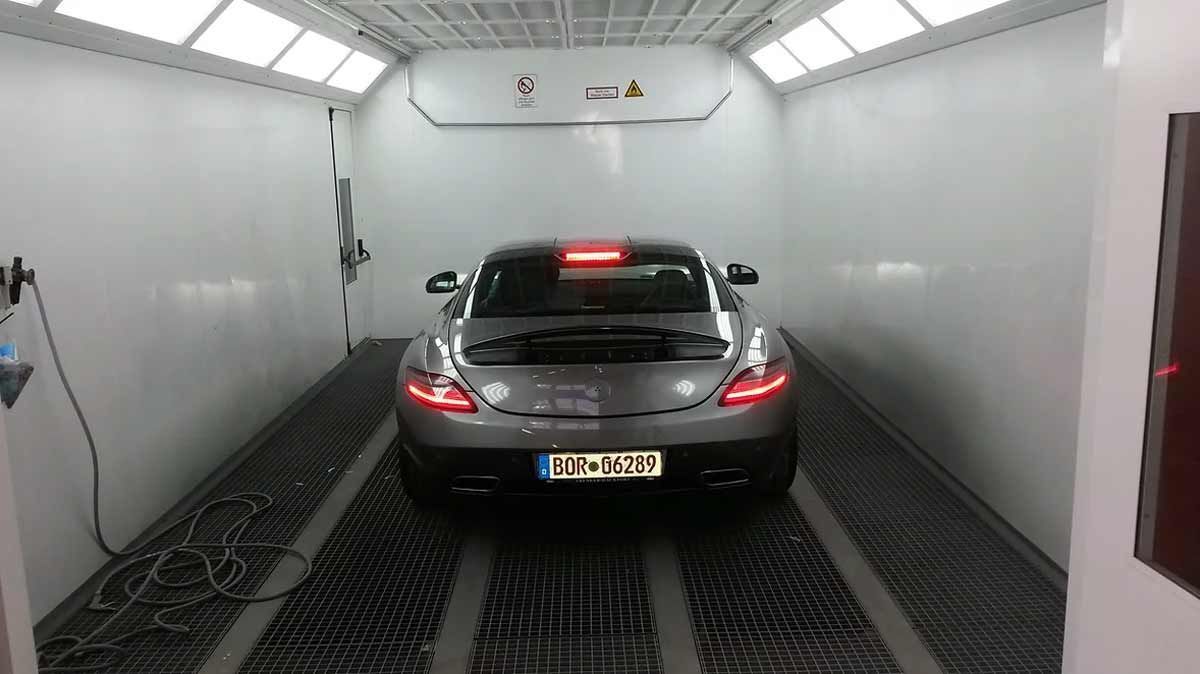 Ein Auto mit einem Nummernschild, auf dem tcw342 steht