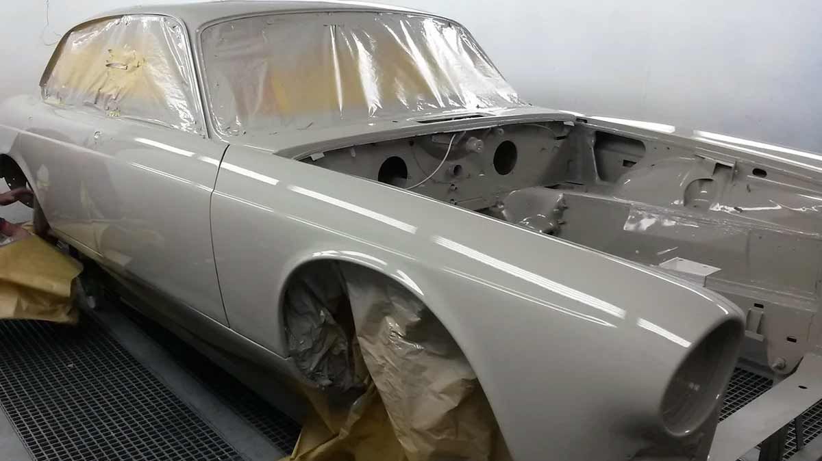 In einer Garage wird ein Auto lackiert.