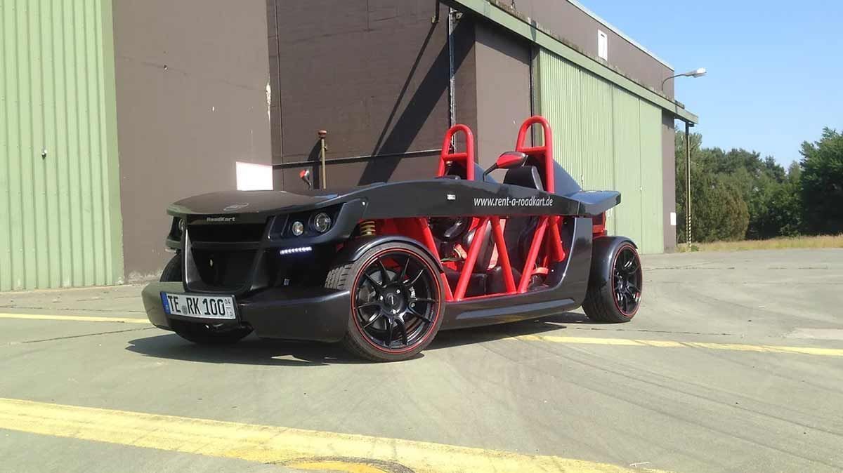 Vor einem Gebäude steht eine schwarz-rote Schleuder.