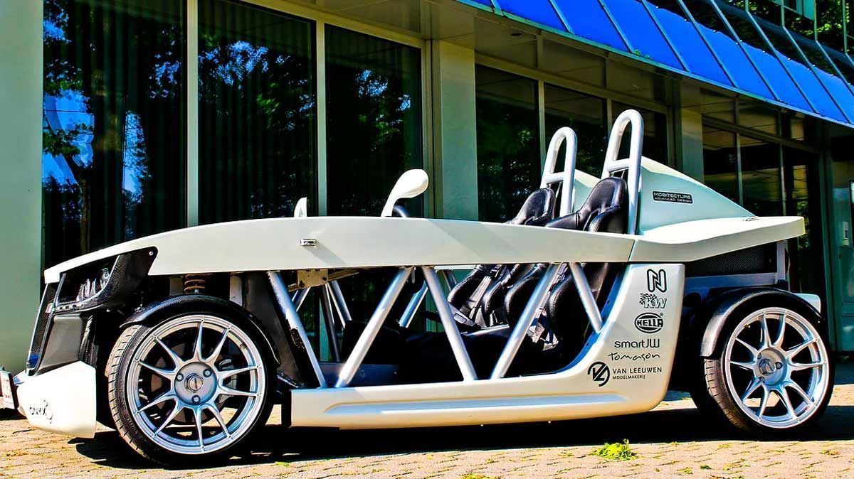 Ein weißes Auto parkt vor einem Gebäude.