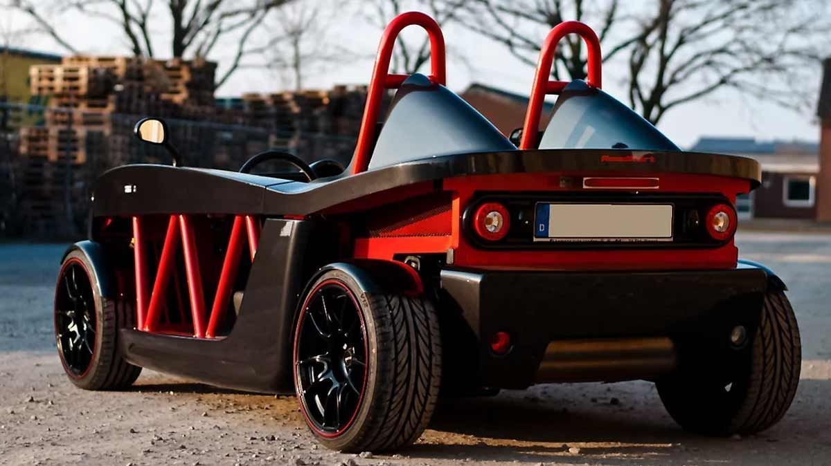 Ein rot-schwarzes Auto parkt am Straßenrand.