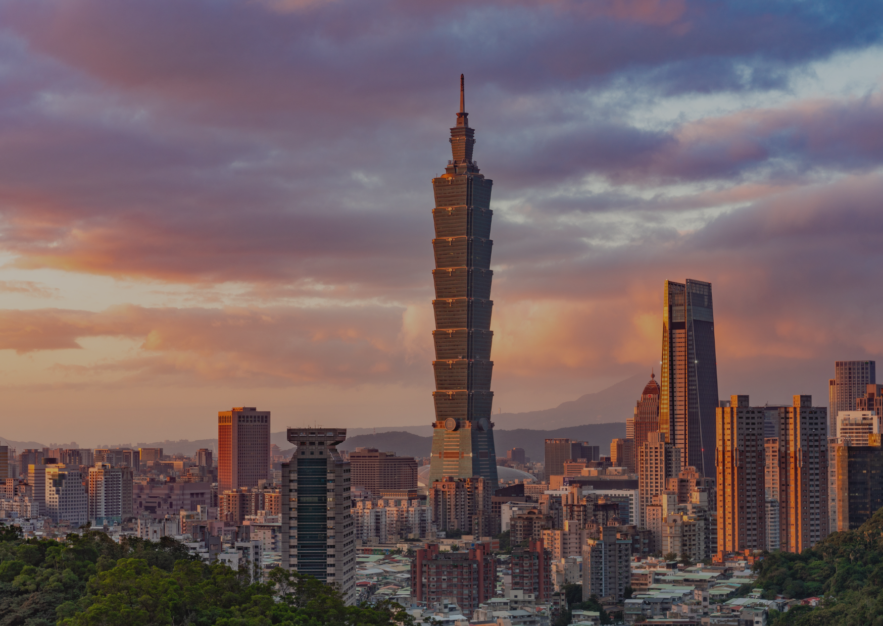 There is a very tall building in the middle of the city.