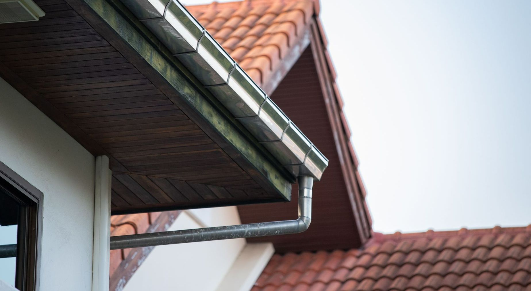 Vue sur une gouttière en zinc