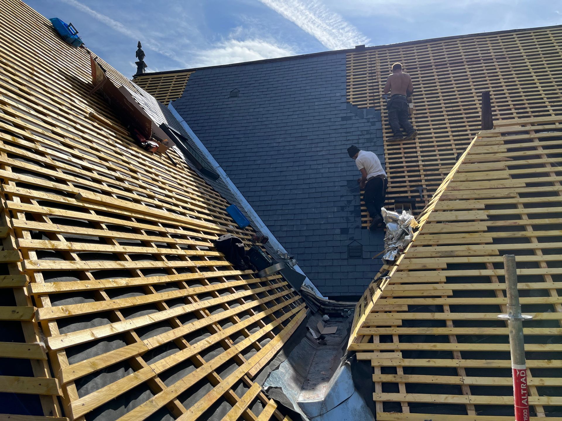 Des couvreurs sur un toit