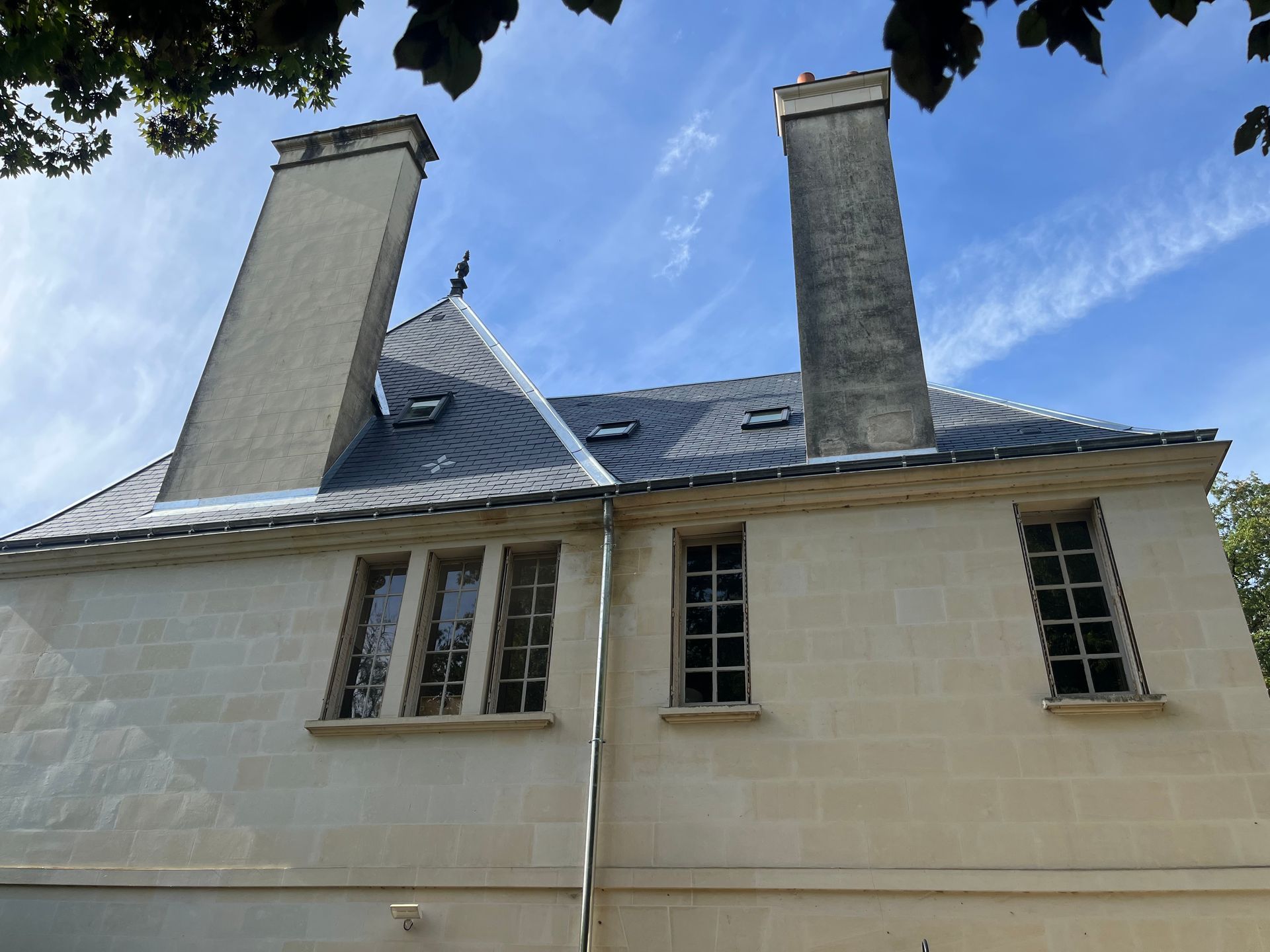 Un toit avec une cheminée