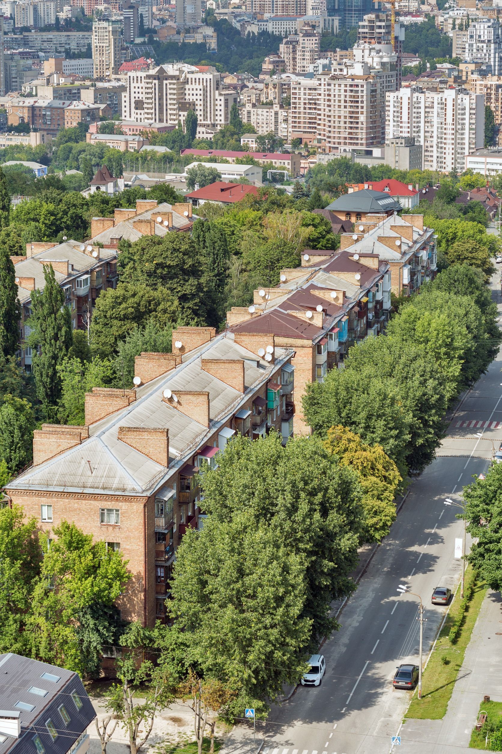 Una vista aérea de una zona residencial en una ciudad rodeada de árboles y edificios.