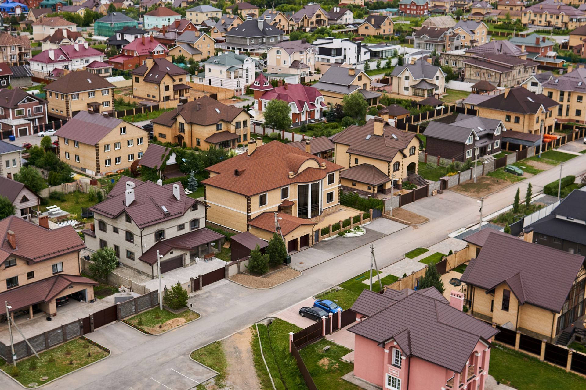 Una vista aérea de una zona residencial con muchas casas.