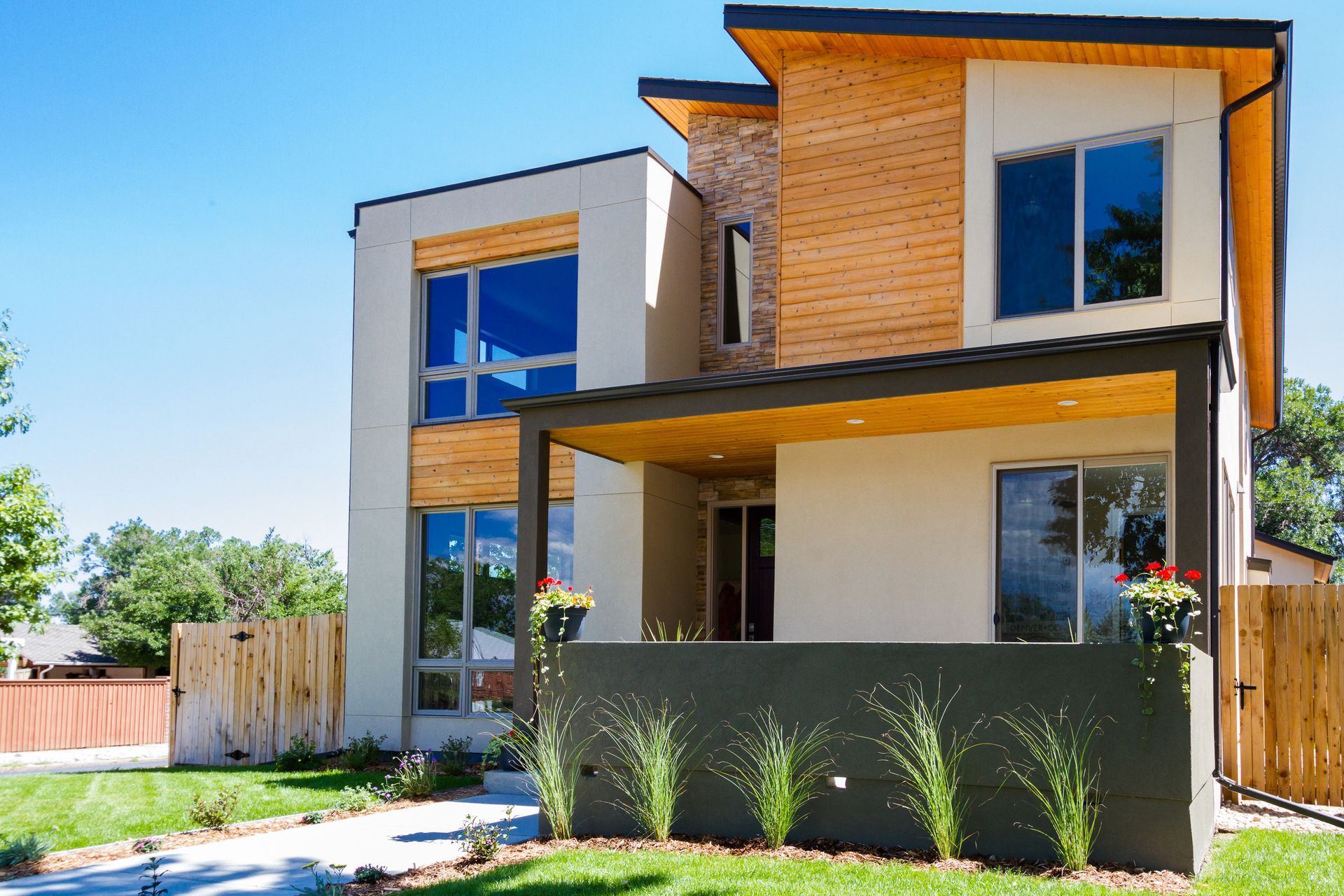 Una casa moderna con muchas ventanas y un porche.