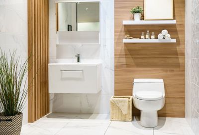 Modernes Badezimmer mit weisser ovaler Badewanne, grossen Fenstern und eingebauter Arbeitsplatte.