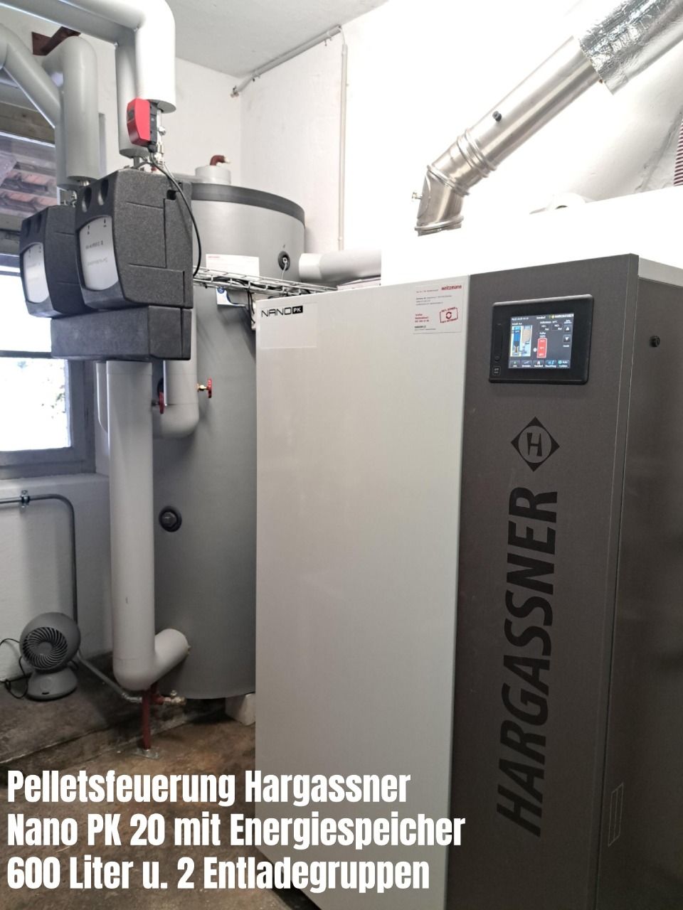 Eine Hargassner Kano PK 20 Pelletheizanlage mit Energiespeicher.