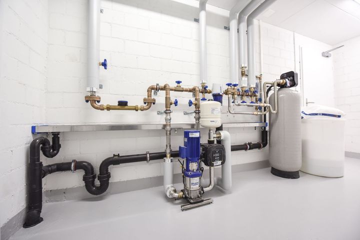 Pose d'un adoucisseur d'eau dans le cellier