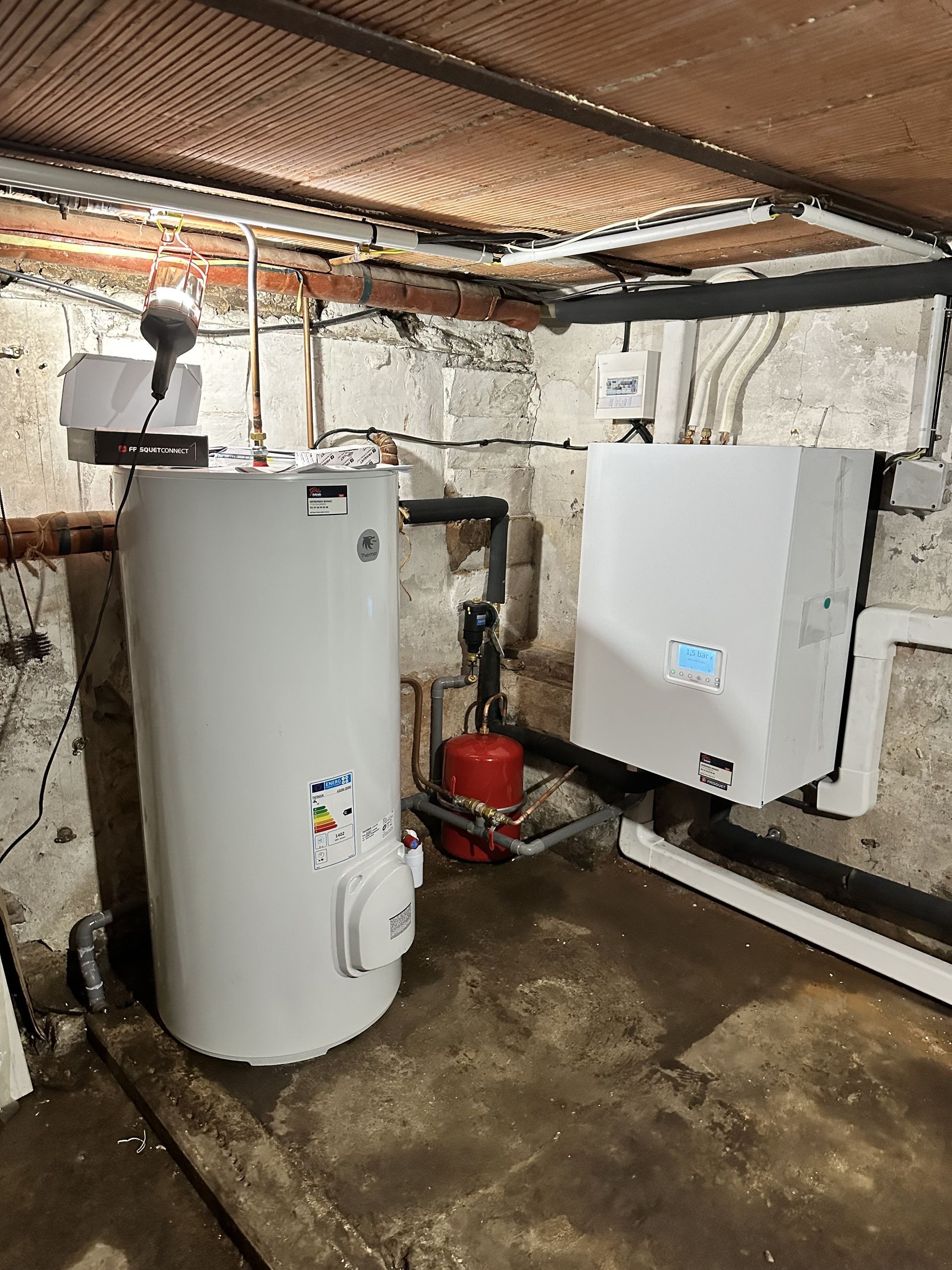 Une chaudière de forme ronde dans un sous-sol