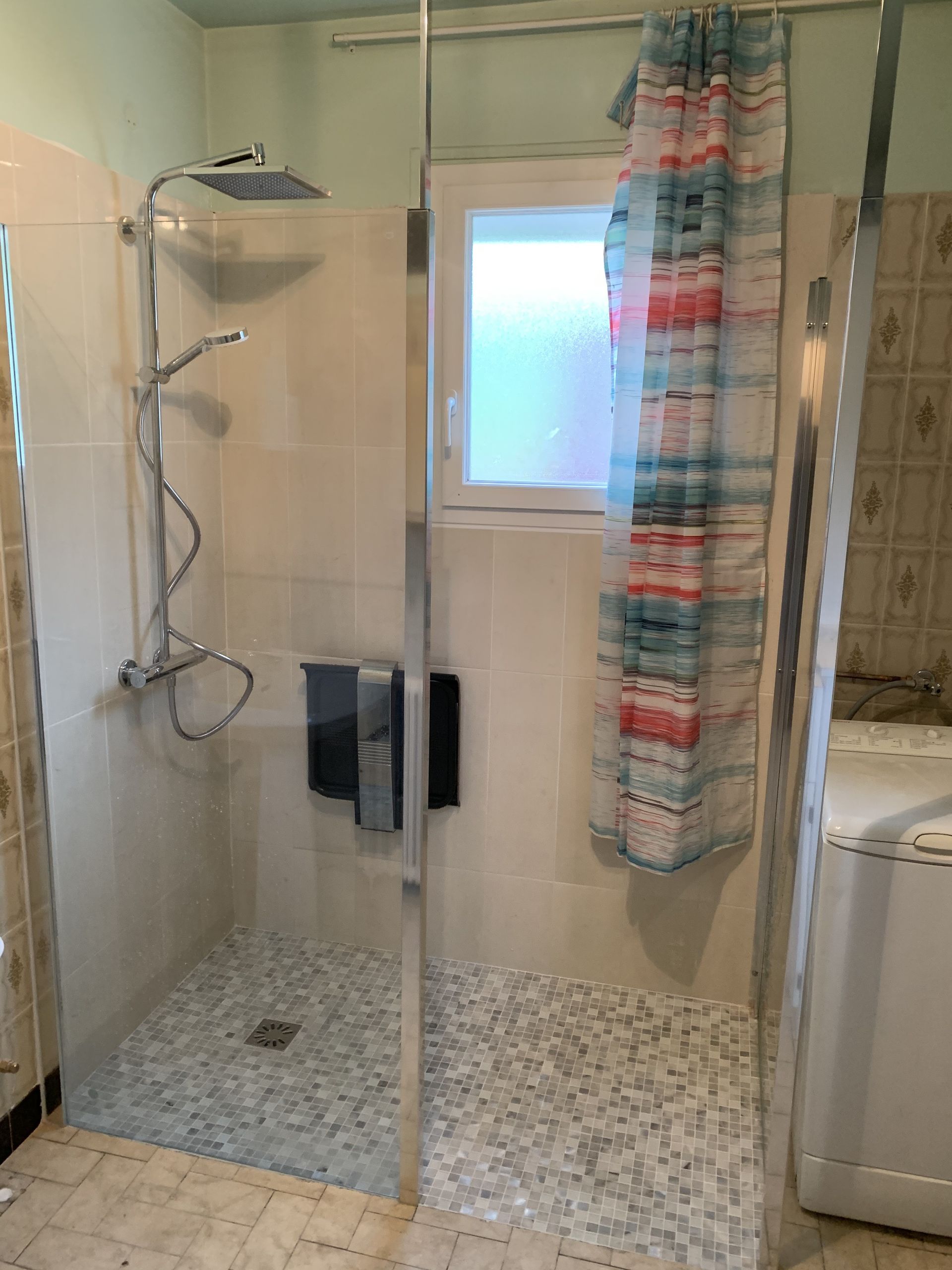 Une douche installée dans une salle de bains