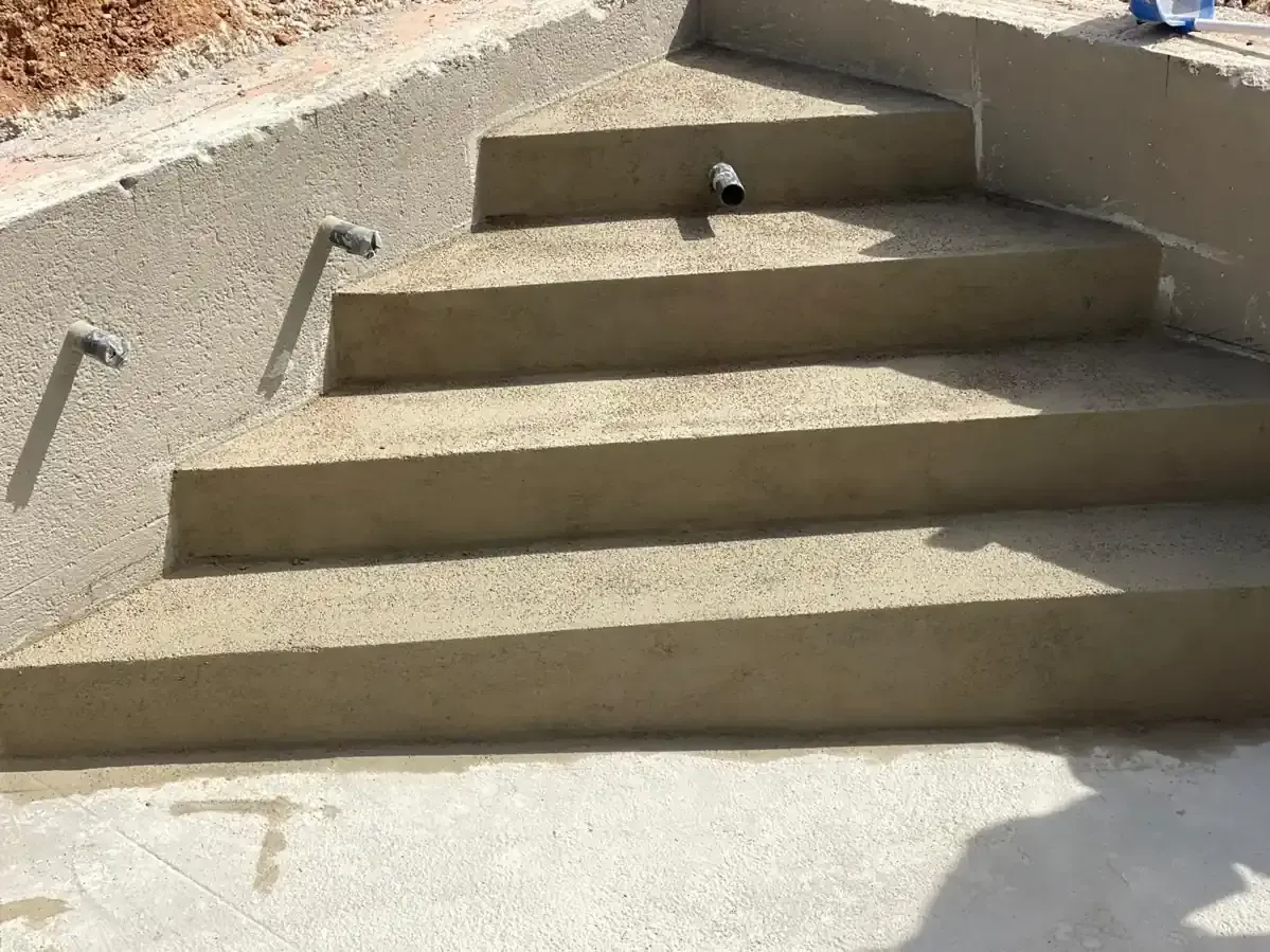 Escaleras exteriores de hormigón con pasamanos, vistas desde abajo.