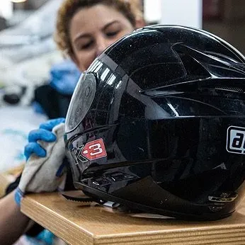 Camisas en perchas en una tintorería, varios colores pastel: rosa, azul, blanco.