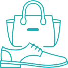 Bolso color verde azulado y zapato de hombre, vista lateral.