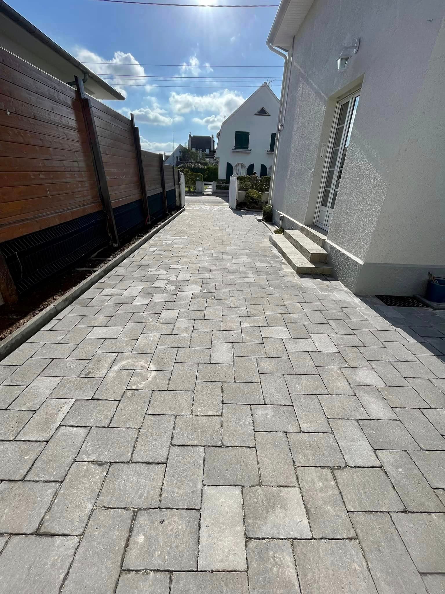 Allée devant une maison en pavé gris