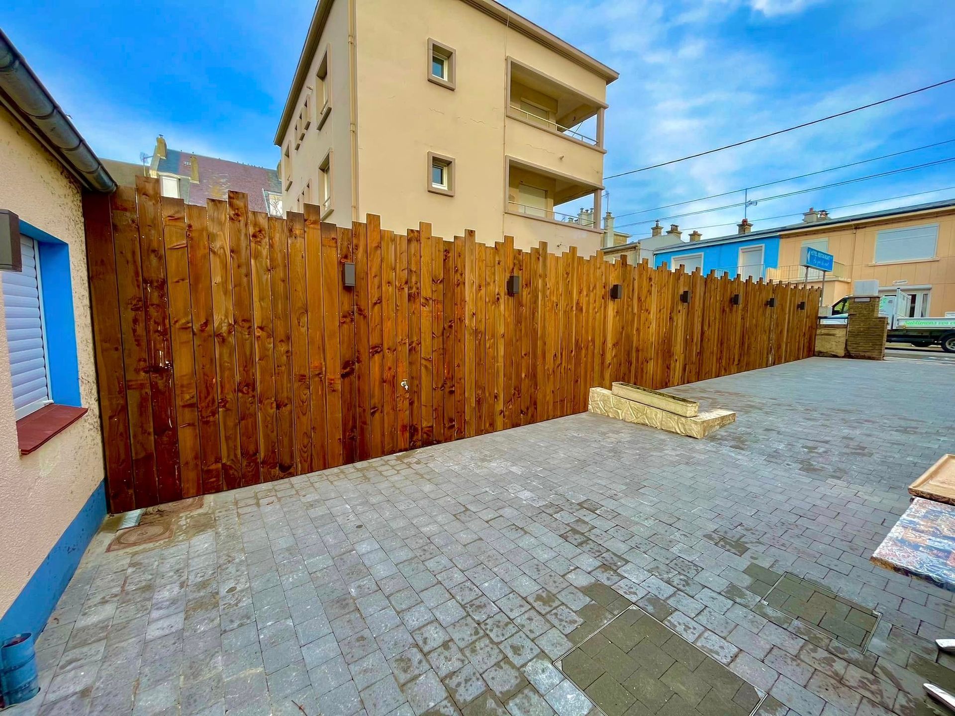 Pose d'une clôture en bois