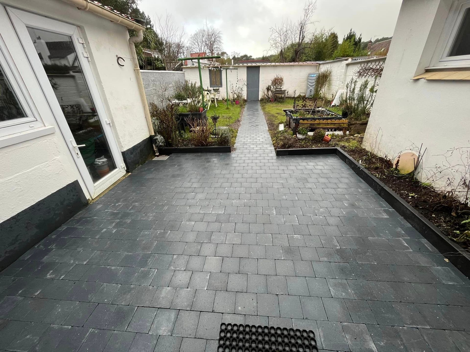 Aménagement d'une cour avec une allée de jardin