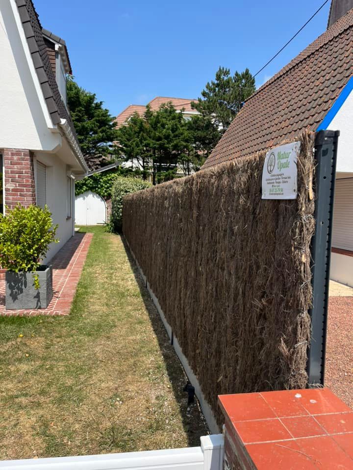 Pose d'un brise-vue sur une clôture