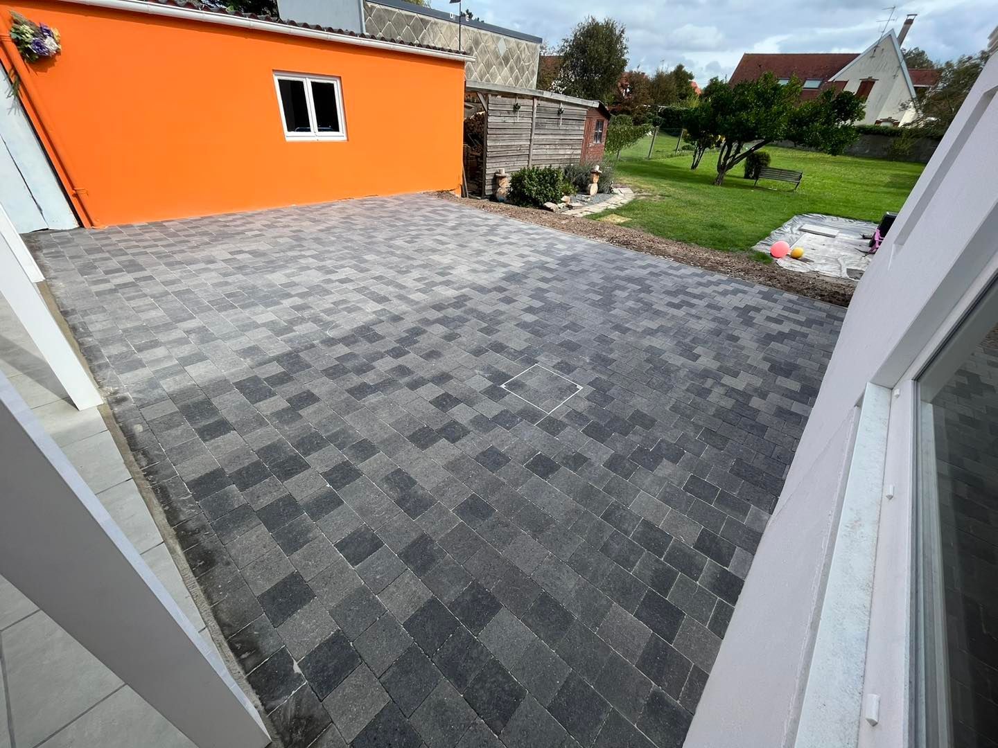 Pose d'une terrasse en pavé gris