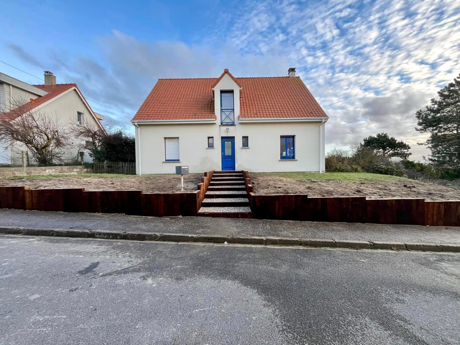 Aménagement devant une maison, avec un escalier
