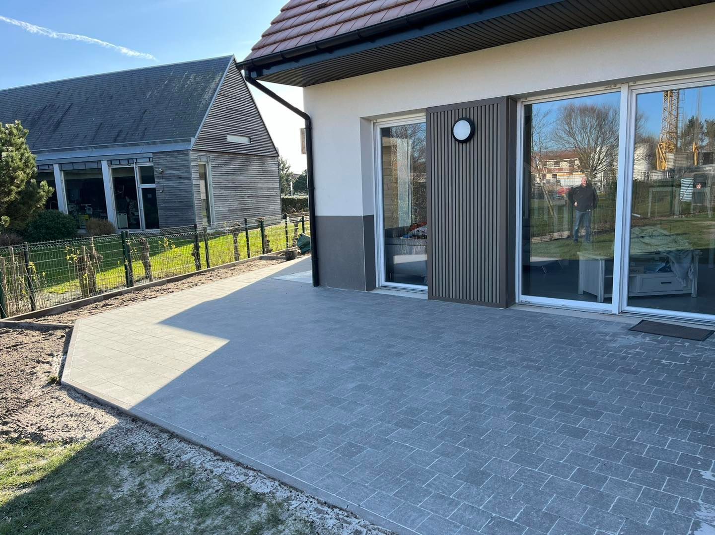 Terrasse en pavé gris avec un tour de maison