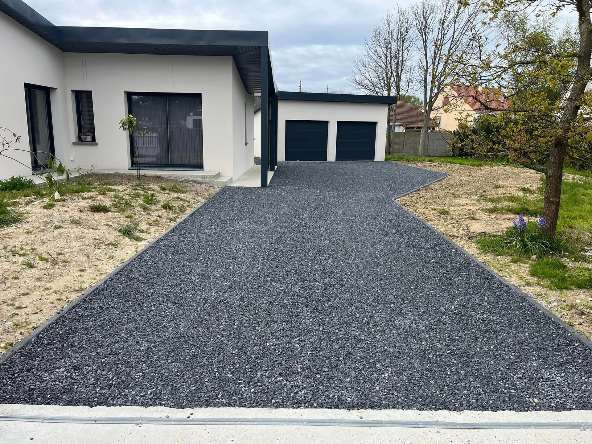 Allée de garage après l'aménagement