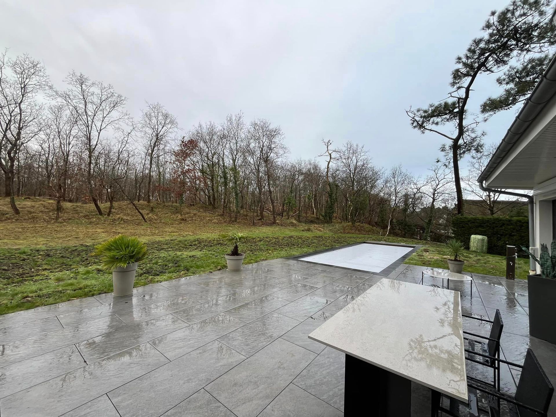 Pose d'une grande terrasse en dalles grises